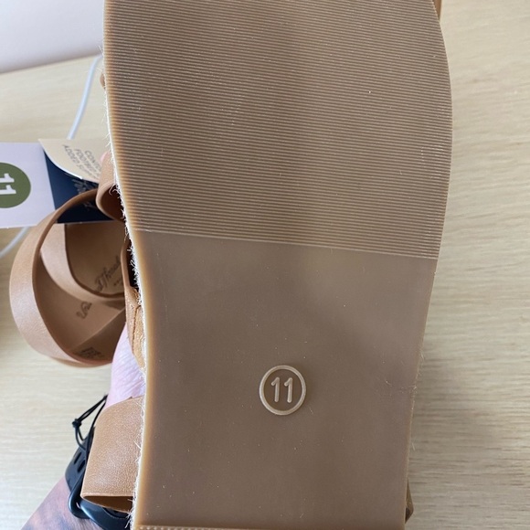 Universal Thread Tan Cognac Vegan Leather Strappy Platform Sandals size 11 NEW - Picture 9 of 10